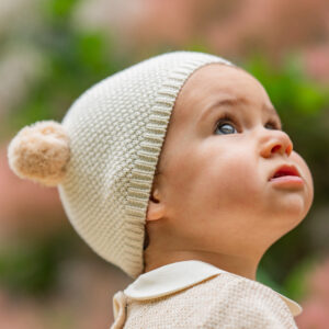 Bonnet en tricot avec pompons
