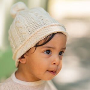 Bonnet en tricot avec tresses et pompons